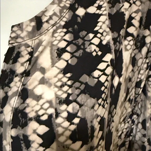 Carmen Marc Valvo Black and Cream Patterned Blouse - Picture 3 of 6